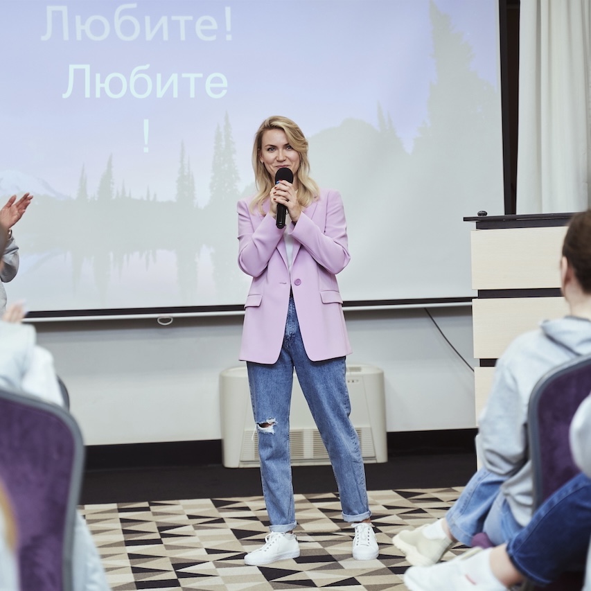 марина васина выступает с микрофоном